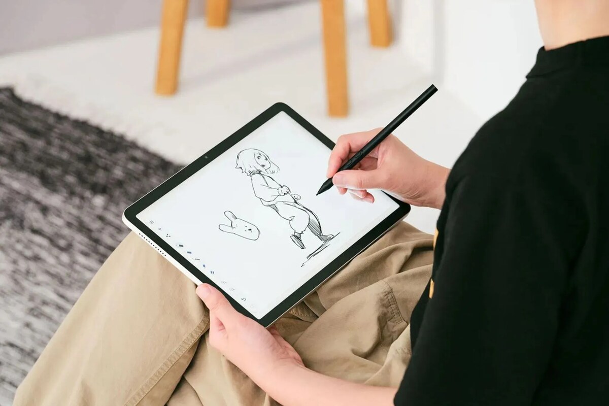 Girl drawing on MovinkPad