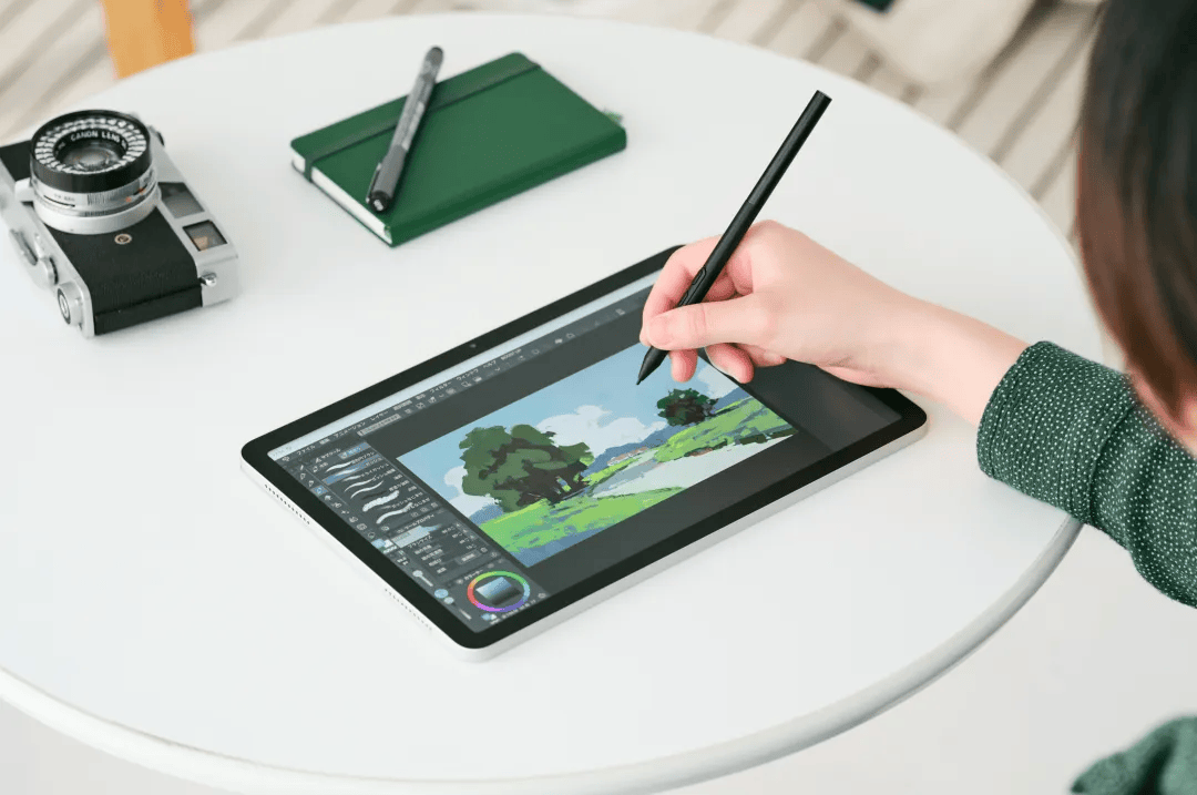 People drawing on MovinkPad