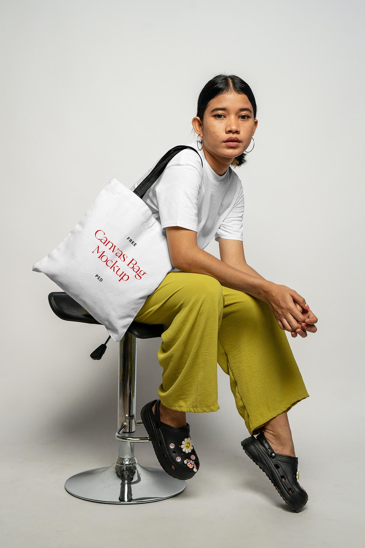 A free female carrying tote bag mockup