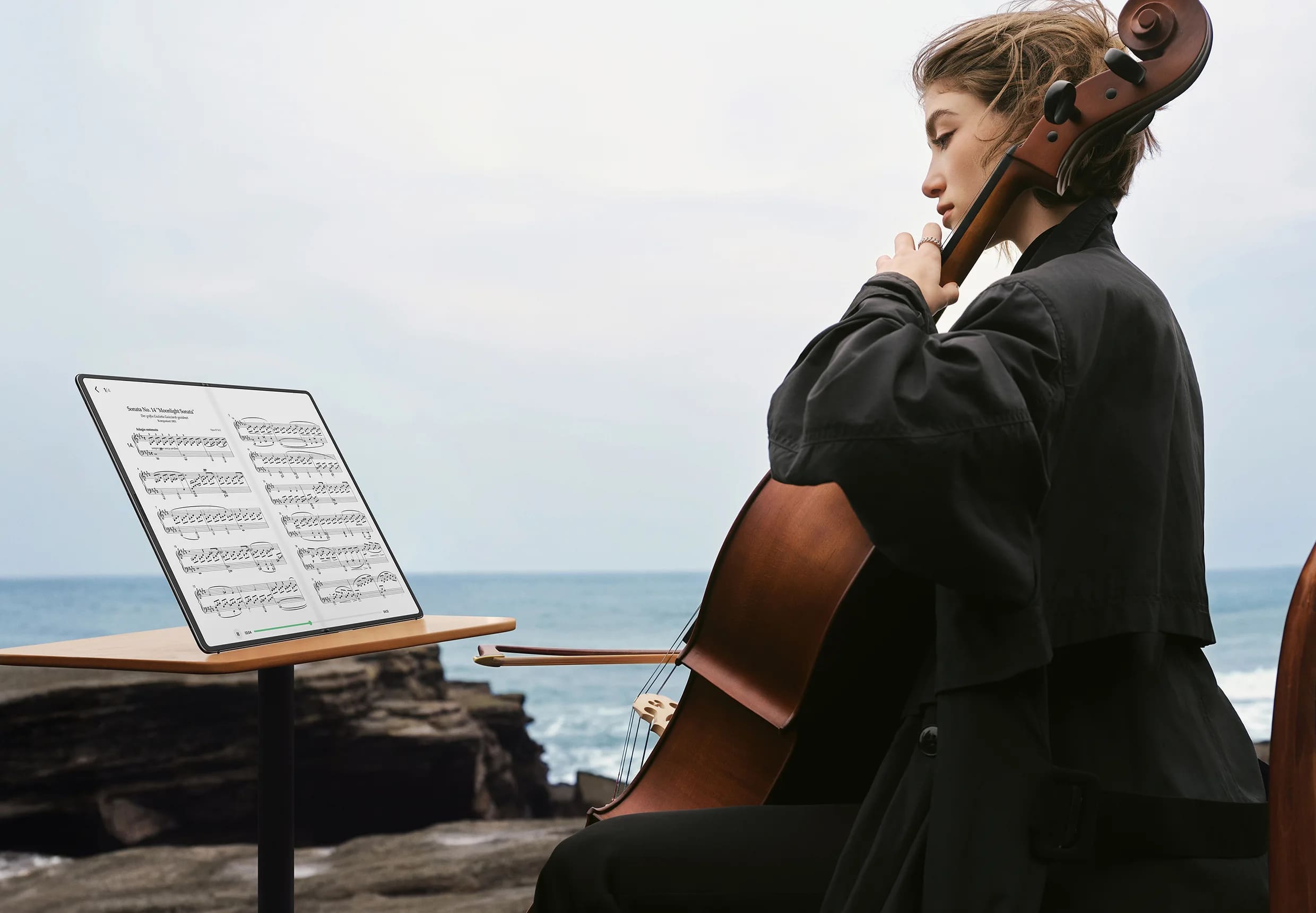 A girl play music with MateBook fold laptop