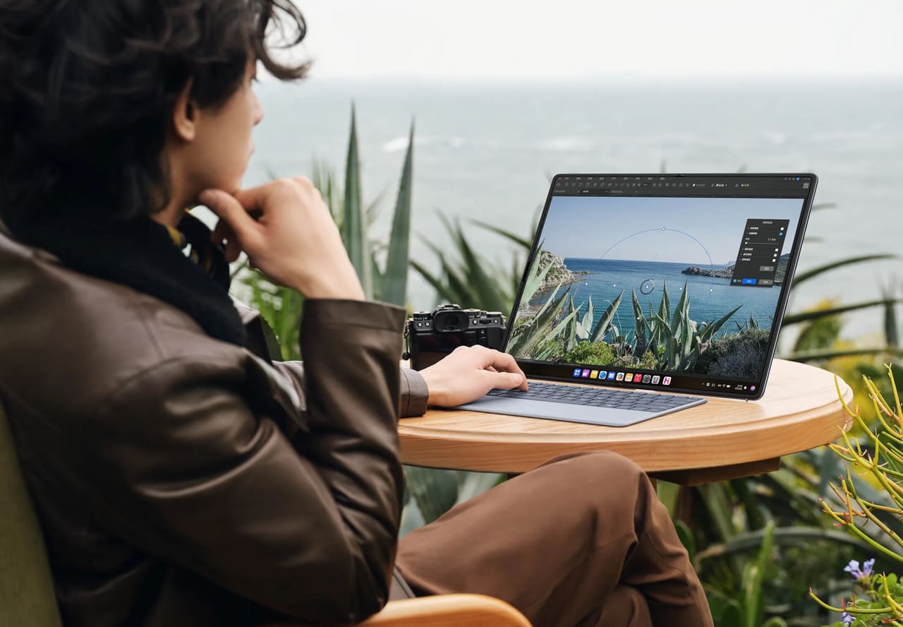 Huawei MateBook in outside