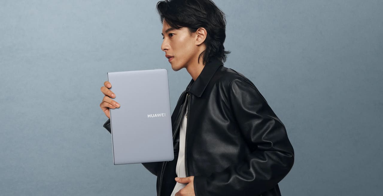 Man taking in hand the MateBook fold laptop