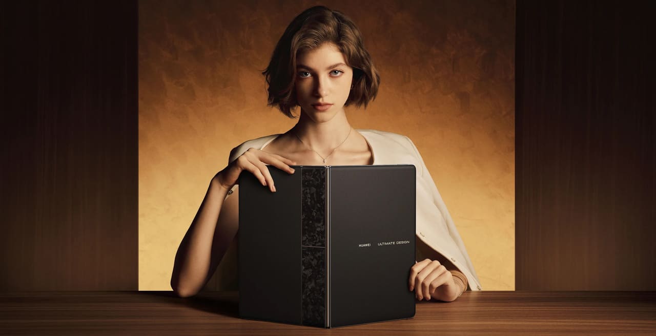 A woman keeping the MateBook fold laptop like a book.