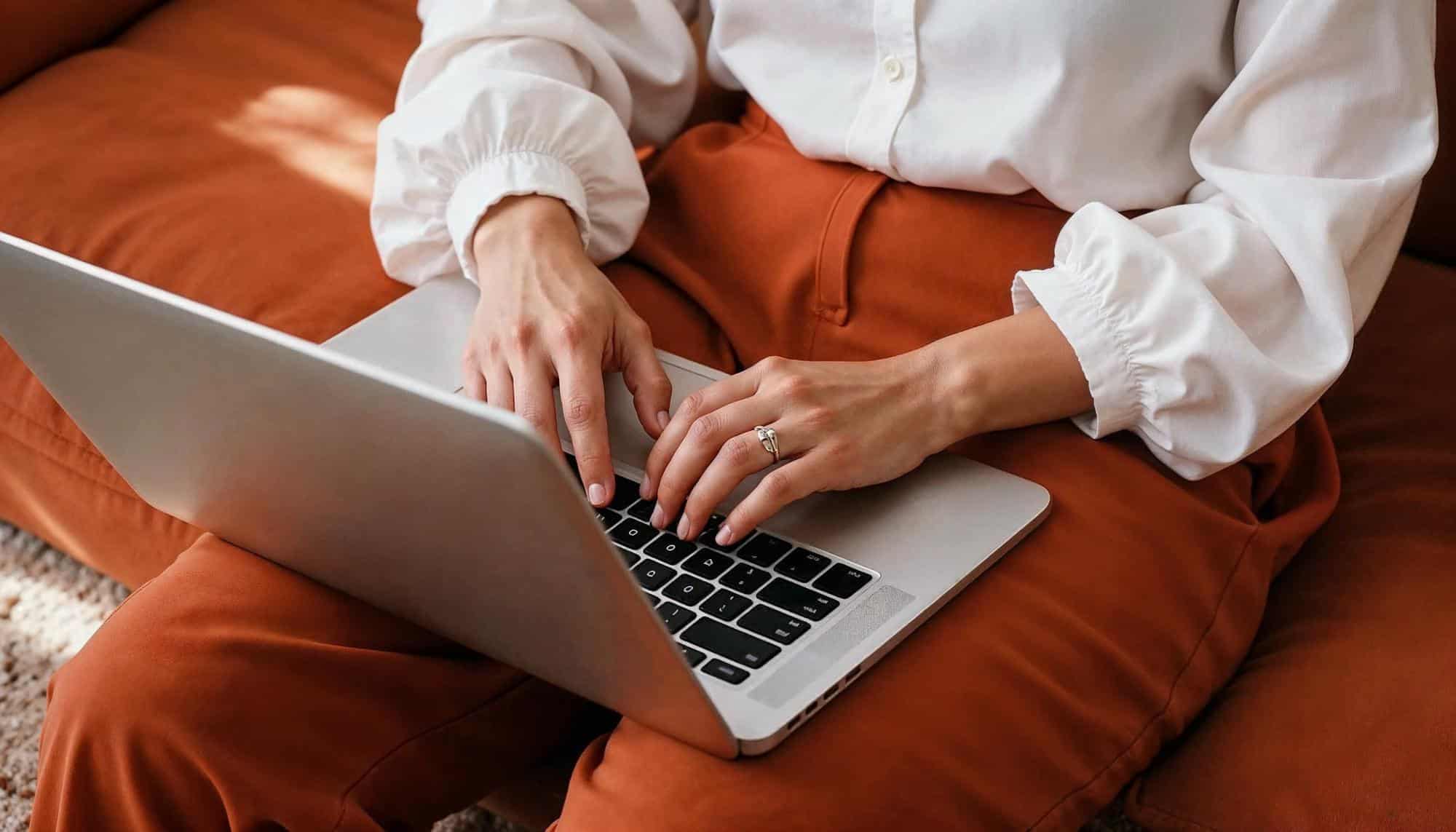 A women typing on the computer