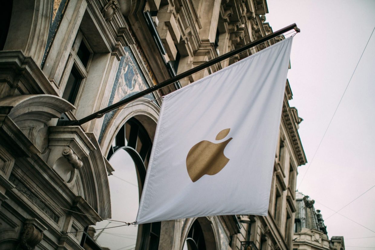 Apple by Marc Fanelli-Isla @ unsplash.com