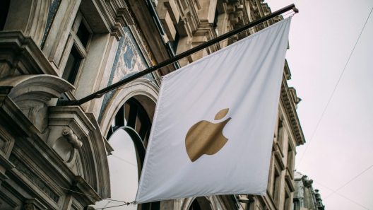 Apple by Marc Fanelli-Isla @ unsplash.com