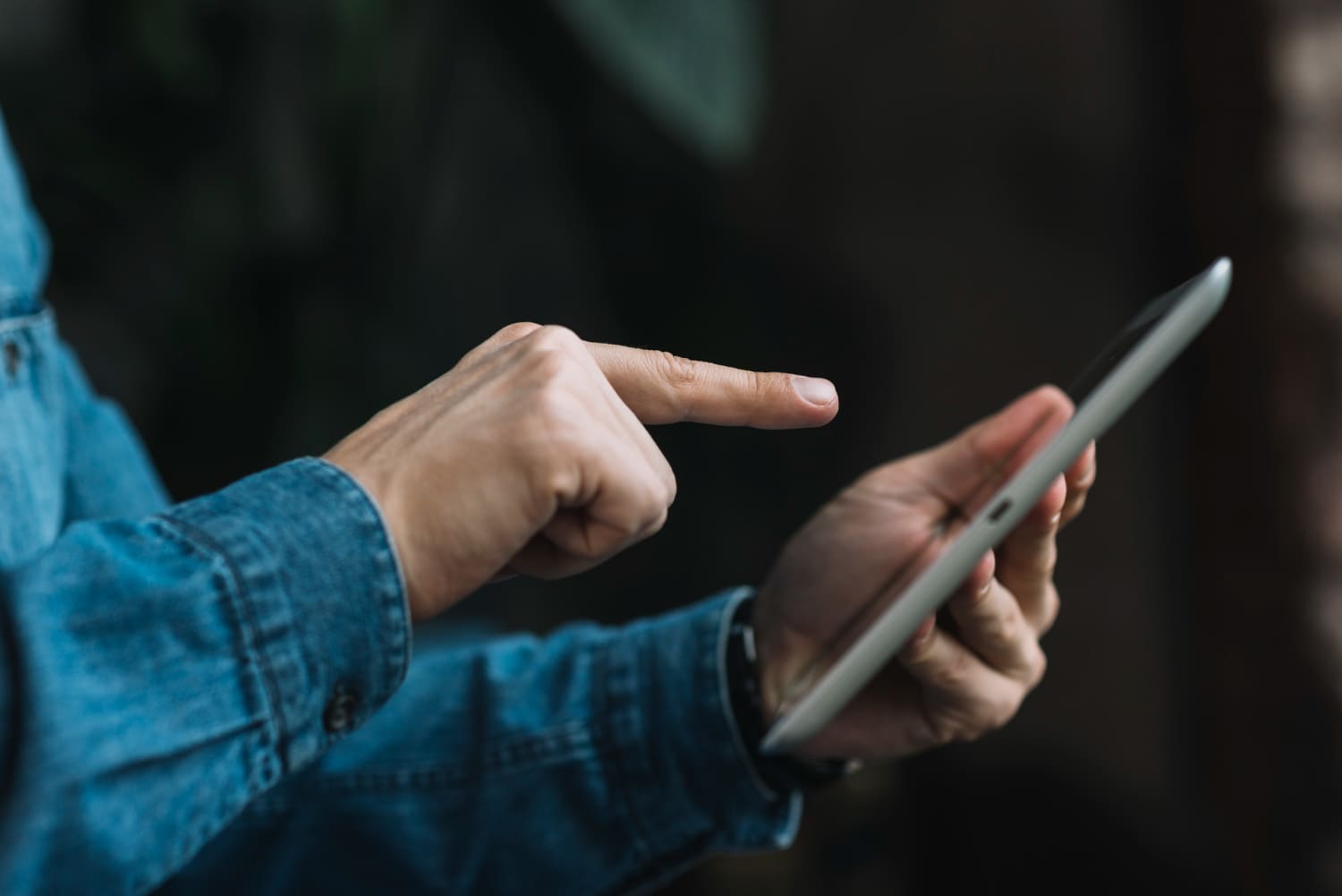 A man scrolling the web