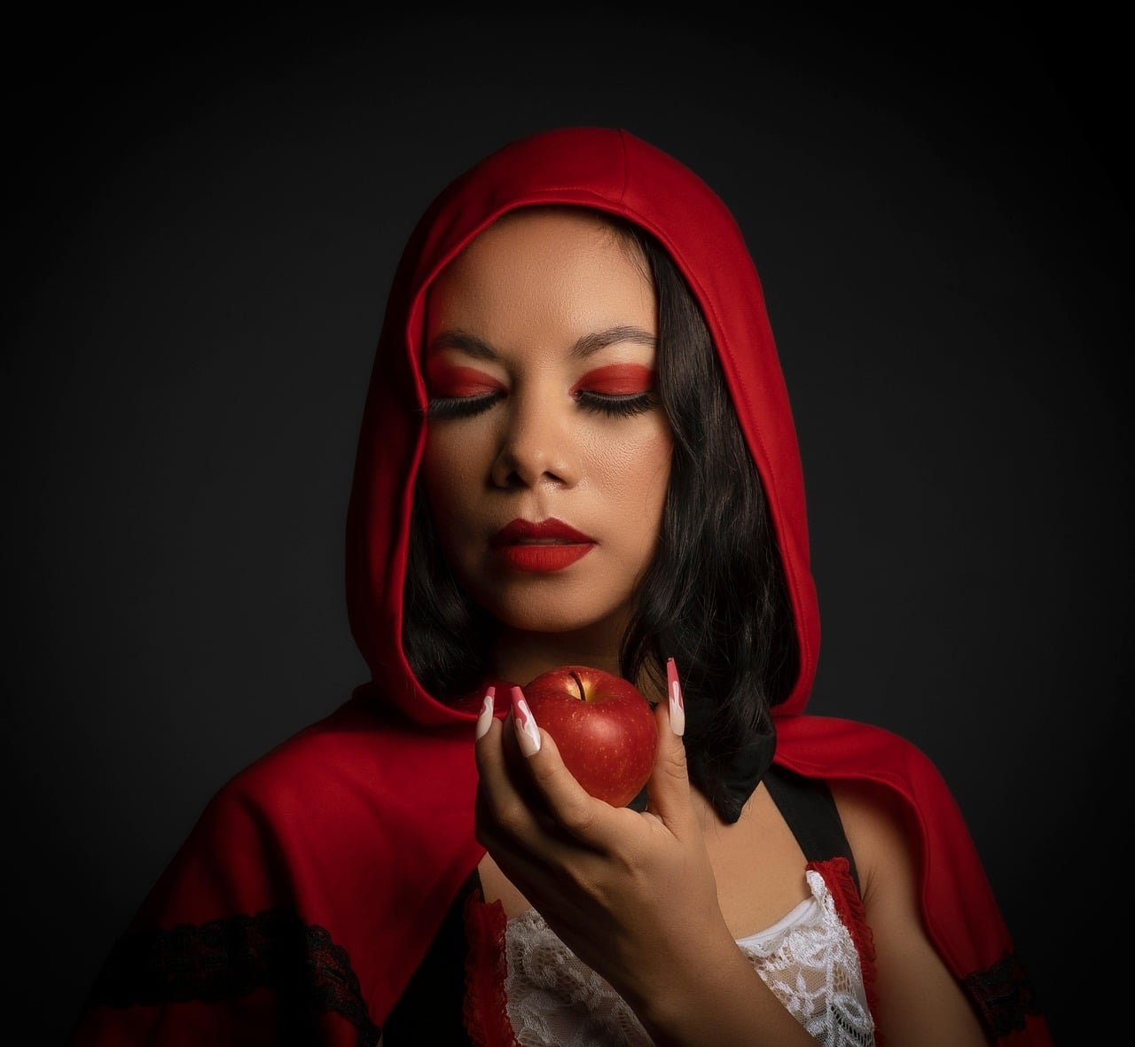 A red makeup women with apple