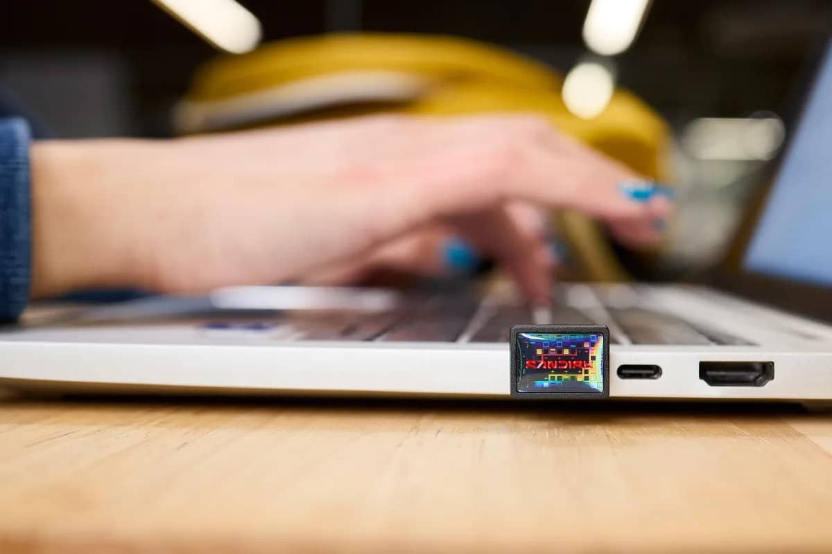 A SanDisk attached to laptop