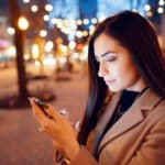 Bloomberg: Samsung has no plans to produce Edge and TriFold models Woman using smartphone